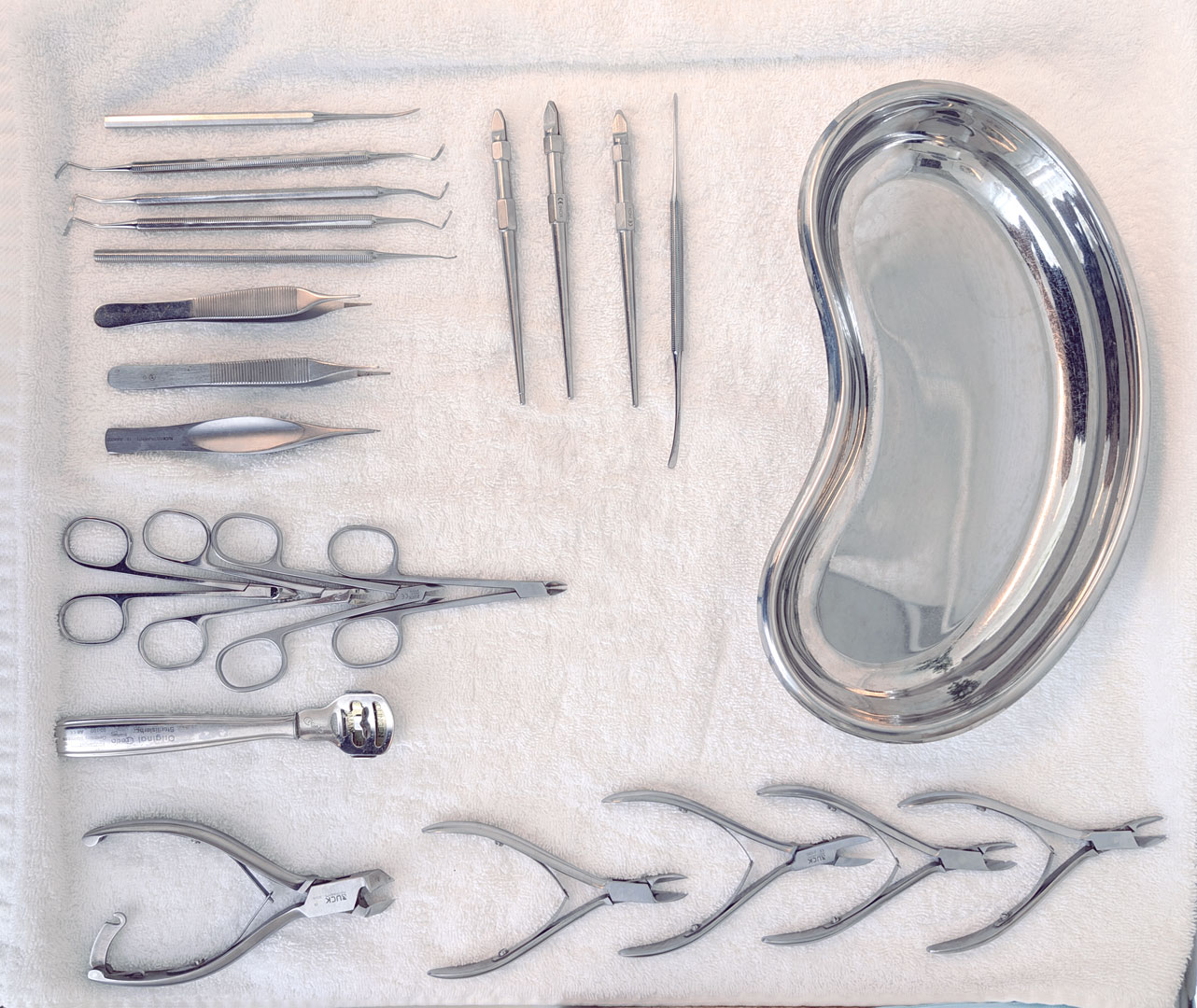 Sterile Instrumente für die Behandlung eingewachsener Nägel in Zürich