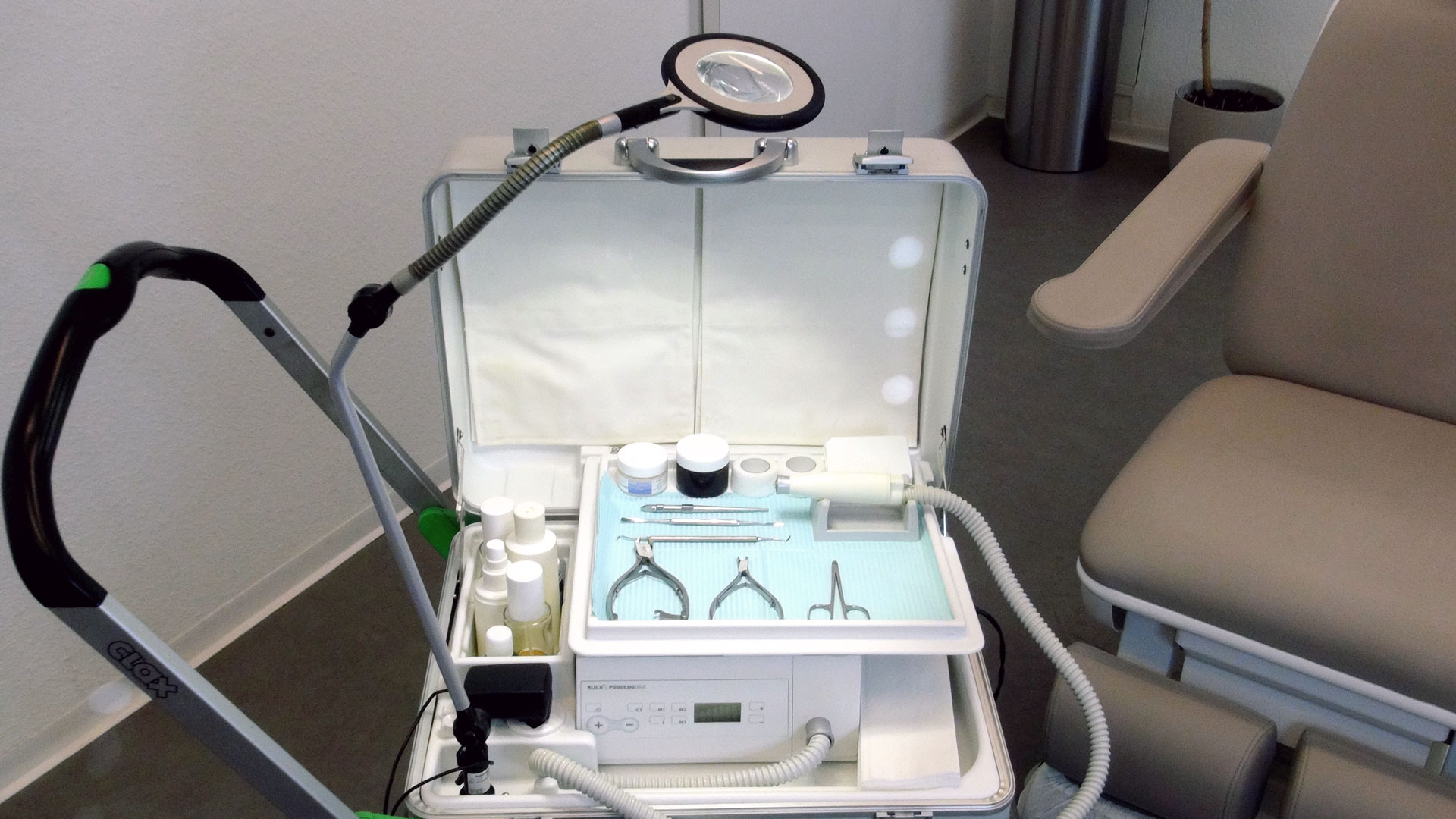 Mobiles Fusspflege-Zentrum für Hausbesuche in Zürich mit kompletter Ausstattung