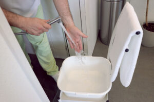 Vorbereitung des Fussbads in der Fusspflege Praxis in Zürich Wipkingen