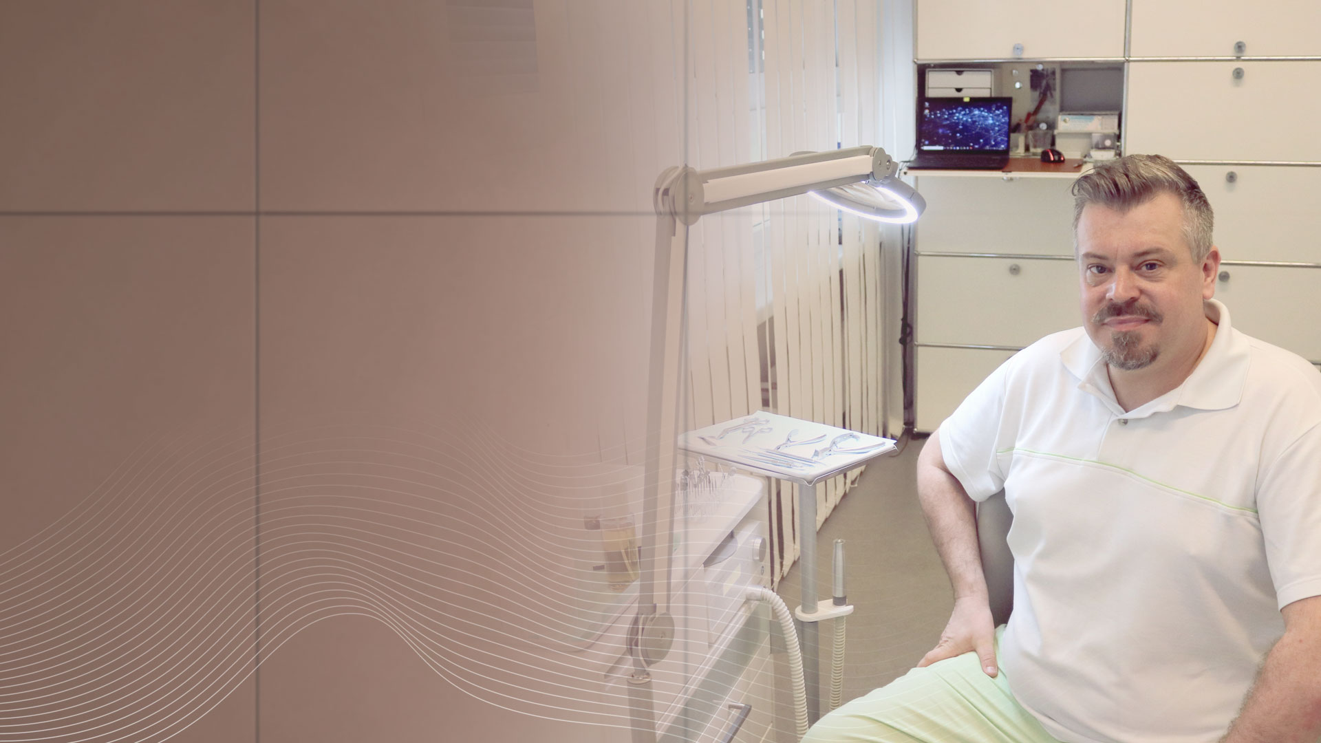 Felix Ender in seiner Fusspflege Praxis in Zürich Wipkingen für Kontakt und Terminvereinbarung