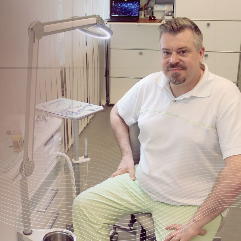 Bild für die Kontakt- und Terminseite: Felix Ender in seiner Fusspflege Praxis in Zürich Wipkingen als persönlicher Ansprechpartner für Terminvereinbarungen und Anfragen.